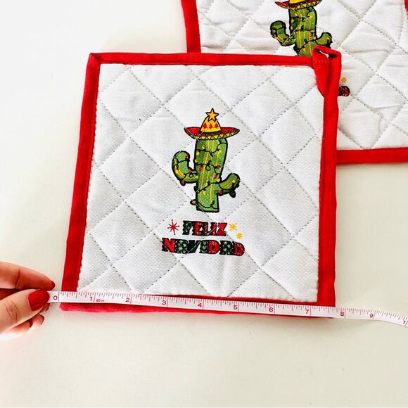 NEW ANTHROPOLOGIE Red White Feliz Navidad Cactus Christmas Holiday Pot Holders 2 - Picture 4 of 5